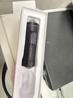 une boîte contenant une lampe de poche, posée sur une table