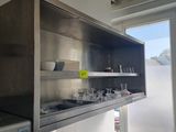 une cuisine équipée d'un évier et d'une fenêtre