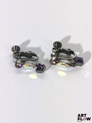 une paire de boucles d'oreilles noires et blanches ornées de cristaux multicolores
