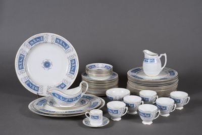 beaucoup d'assiettes, de tasses et de soucoupes bleues et blanches