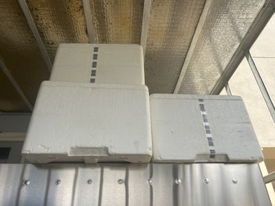deux caisses empilées l'une sur l'autre sur le toit