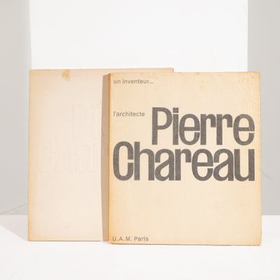 deux livres posés l'un à côté de l'autre sur une table blanche