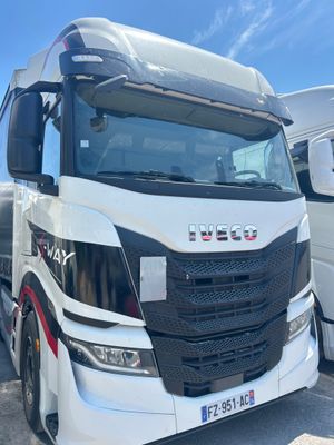 deux camions blancs garés l'un à côté de l'autre dans un parking