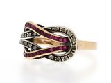 Gros plan sur une bague contenant une pierre rouge