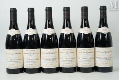 six bouteilles de vin sont alignées sur une table