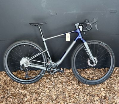 le vélo est garé contre le mur, devant le mur