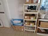 une pièce avec beaucoup de cartons et des cartons sur le sol