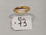 gros plan d'une bague en or portant une étiquette de prix
