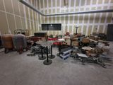 une pièce remplie de cartons et d'autres objets