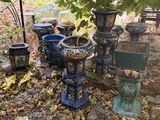 de nombreux pots posés à même le sol, les uns à côté des autres