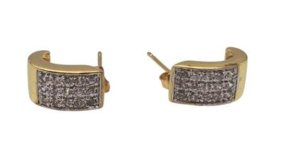 une paire de boucles d'oreilles en or serties de diamants