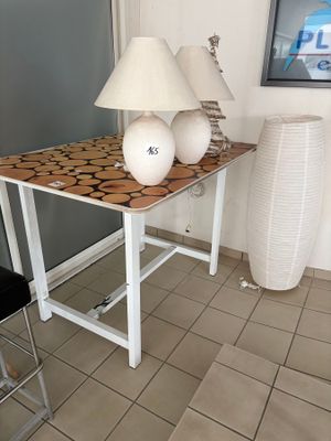 Une table haute. On y joint un petit lot de luminaires. - Photo 1