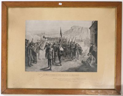 une vieille photo montrant un groupe d'hommes debout devant un bâtiment