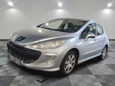 la voiture argentée est garée dans le garage sur le sol en damier