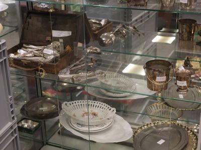 une vitrine en verre remplie de vaisselle et de plats