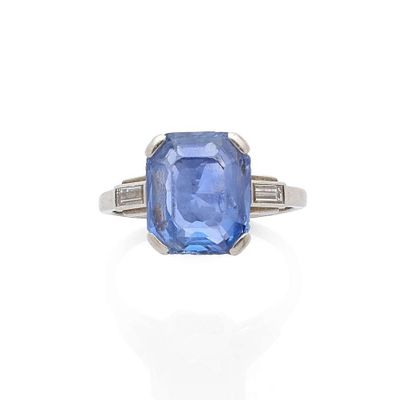 une bague en saphir et diamant