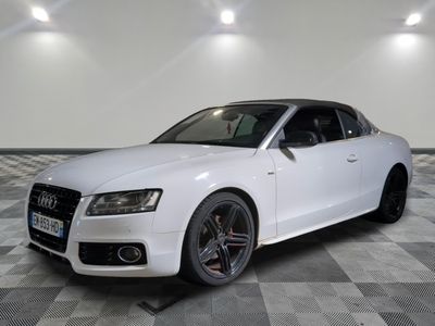une image d'une voiture audi blanche dans une salle d'exposition