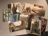 un lot de vieilles cartes postales posées sur une table