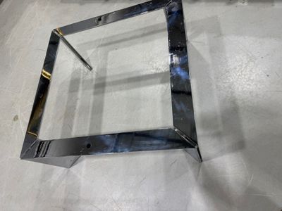 Piétement de table basse de forme quadrangulaire, en métal c…