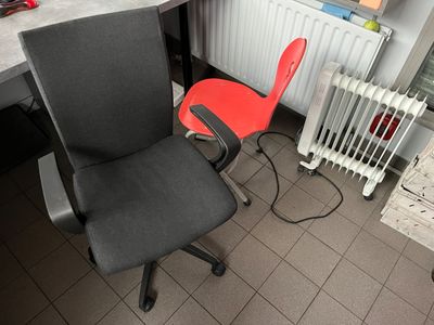 un fauteuil de bureau à roulettes, une chaise en bois, rose,…