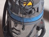 une image représentant un aspirateur posé sur le sol