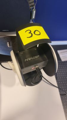 un panneau noir et jaune fixé au dossier d'une chaise