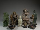 un grand nombre de statues posées sur une table