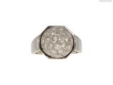 une image d'une bague en diamant sur fond blanc