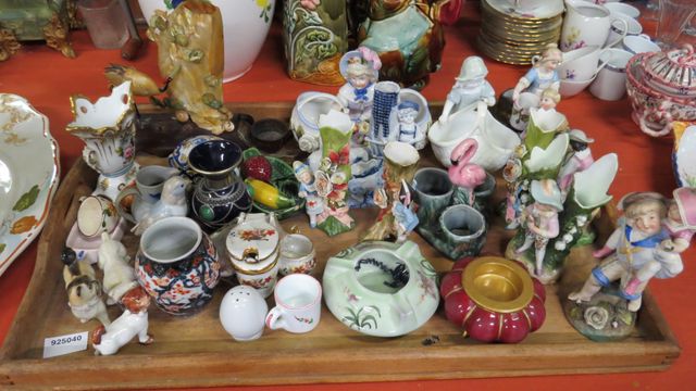 Lot de bibelots décoratifs : petits vases, cendriers, et divers, ...