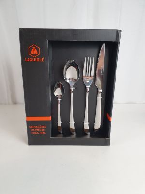 une photo d'un service d'argenterie dans un coffret noir