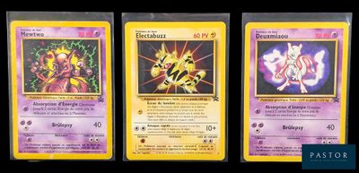 Trois cartes Pokémon différentes sont représentées sur un fond noir.