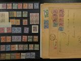 une photo montrant une collection de timbres et d'enveloppes posés sur une table