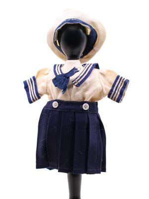 un mannequin vêtu d'un costume de marin et d'un chapeau de marin
