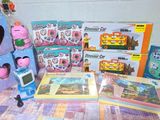 beaucoup de jouets et de livres sur la table