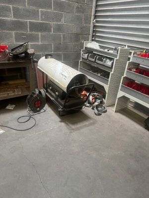 une photo d'un garage avec un propanent et d'autres outils