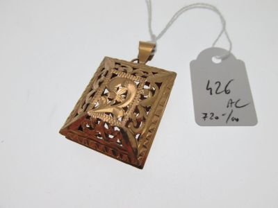 un pendentif en or orné d'un crâne et d'os croisés