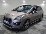 la petite voiture argentée est garée dans une grande pièce