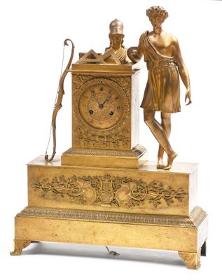 PENDULE en bronze doré aux attributs de la géométrie, le cad…