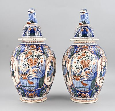 paire de vases chinois avec des oiseaux et des fleurs peints dessus
