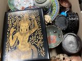 une boîte remplie d'objets assortis posée sur une table