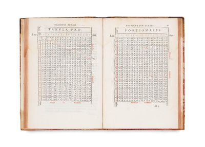 un livre ouvert, sur lequel figurent des chiffres, posé sur une table