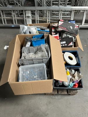 une boîte remplie d'objets hétéroclites posée sur le sol