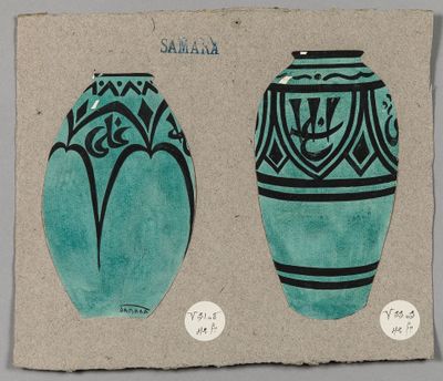 deux vases verts ornés de motifs, posés sur une feuille de papier
