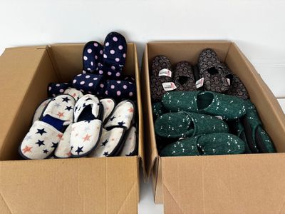 Deux boîtes de chaussettes et de pantoufles sont posées sur une surface blanche.