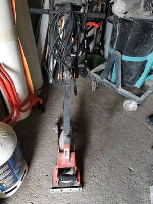 une photo d'une polisseuse de sol dans un garage