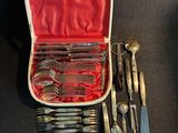 un coffret contenant de l'argenterie sur une table