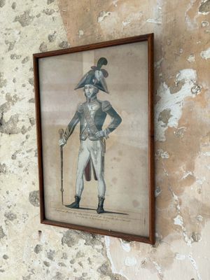 une photo d'un homme en uniforme militaire accrochée au mur