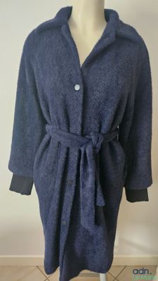 une photo d'un manteau bleu sur un mannequin