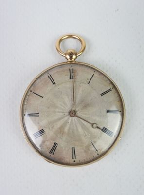 une montre de poche en or avec des chiffres romains sur le cadran