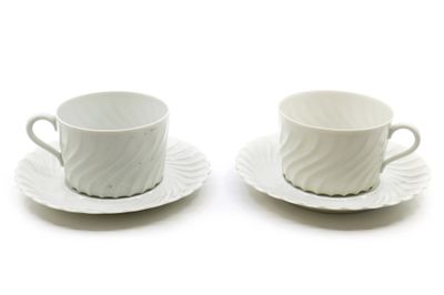 deux tasses et soucoupes posées sur une table blanche